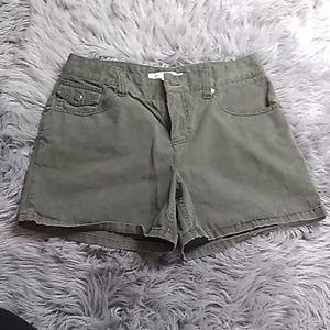 Tommy Hilfiger size 8 army green mid rise shorts